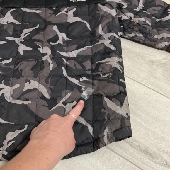 North Face boys medium / 10/12 years, padded winter jacket. - Picture 7 of 7